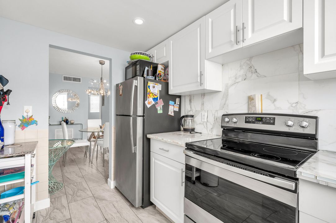 For Sale: $179,000 (1 beds, 1 baths, 710 Square Feet)