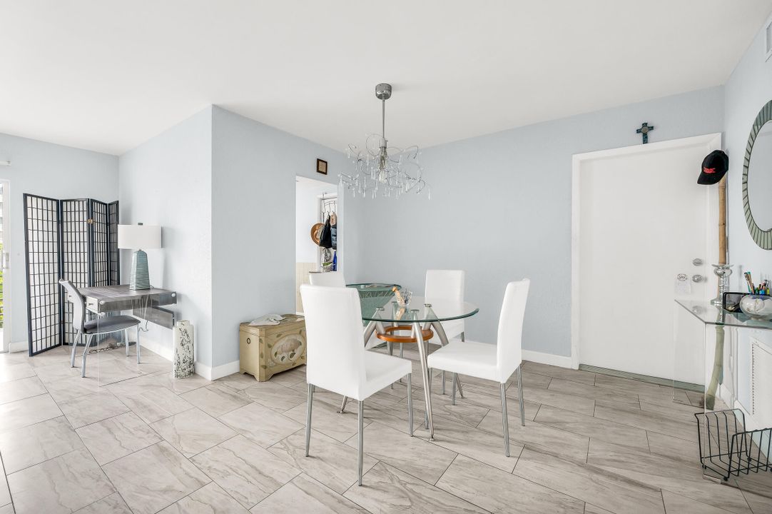 For Sale: $179,000 (1 beds, 1 baths, 710 Square Feet)