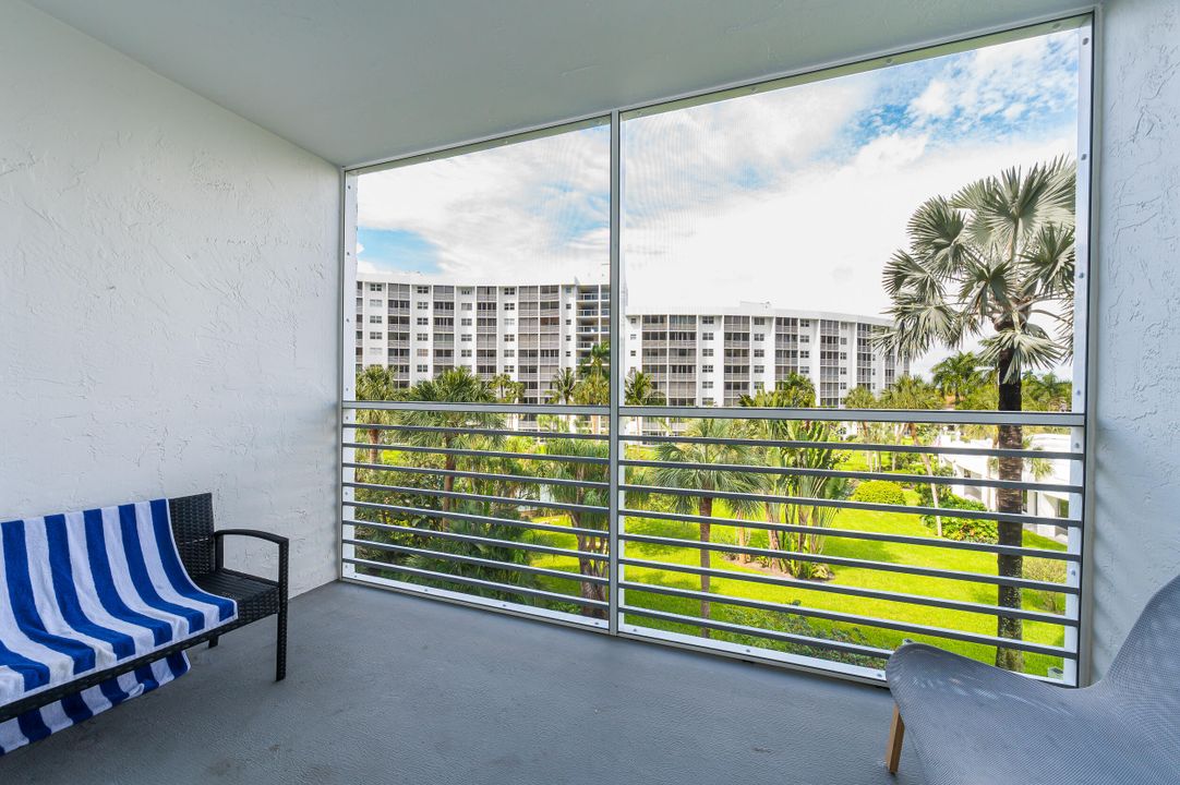 For Sale: $179,000 (1 beds, 1 baths, 710 Square Feet)