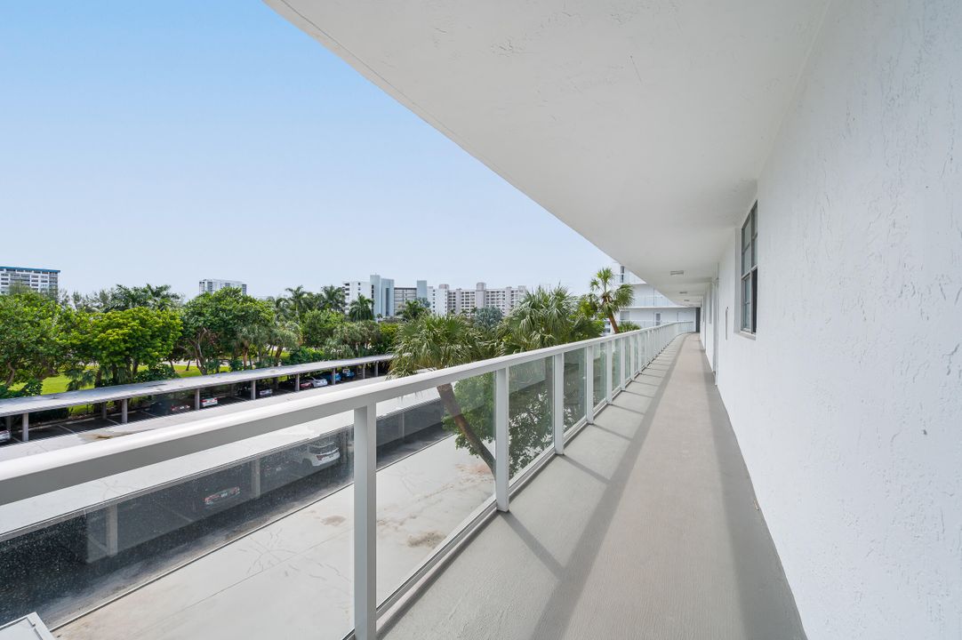 For Sale: $179,000 (1 beds, 1 baths, 710 Square Feet)