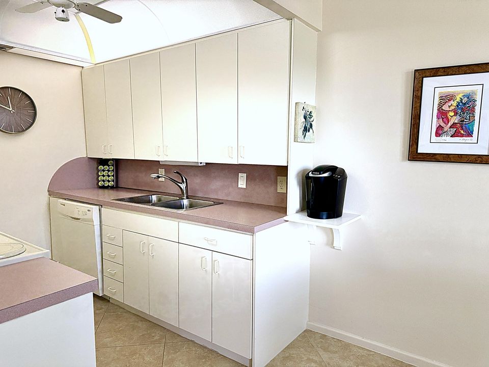Active With Contract: $139,000 (2 beds, 1 baths, 860 Square Feet)