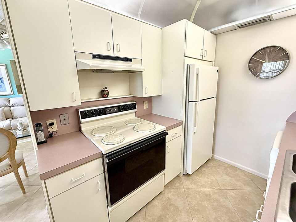 Active With Contract: $139,000 (2 beds, 1 baths, 860 Square Feet)