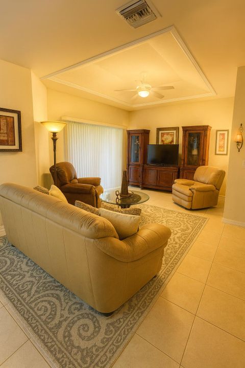 На продажу: $249,900 (2 спален, 2 ванн, 1334 Квадратных фут)