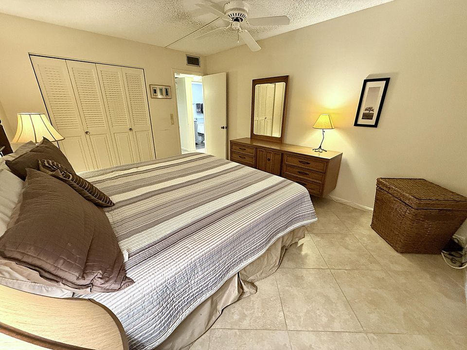 Active With Contract: $139,000 (2 beds, 1 baths, 860 Square Feet)