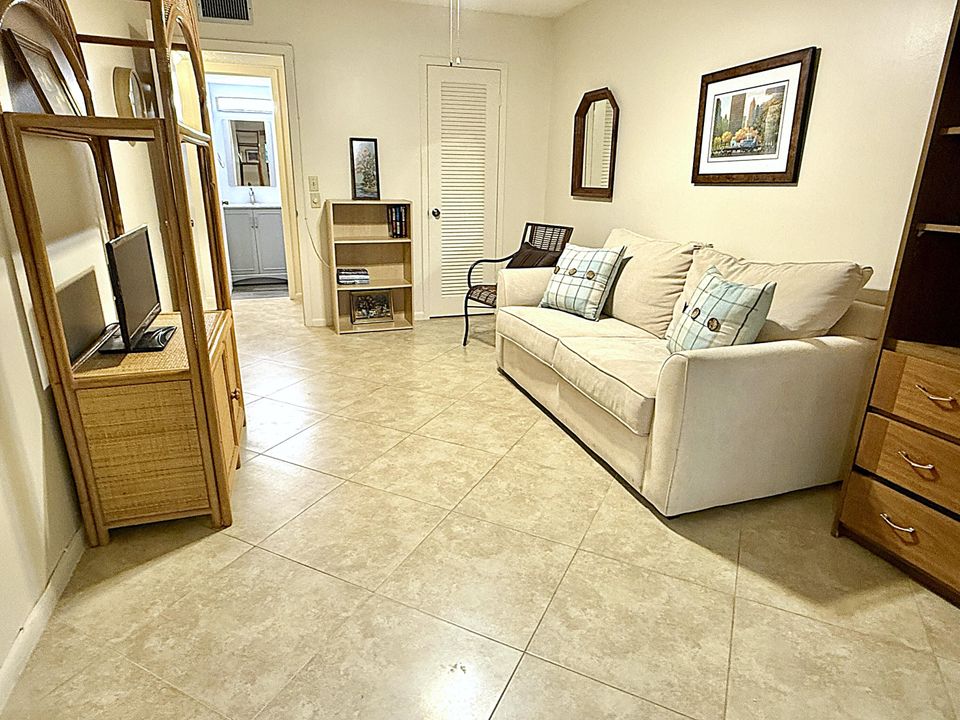 Active With Contract: $139,000 (2 beds, 1 baths, 860 Square Feet)