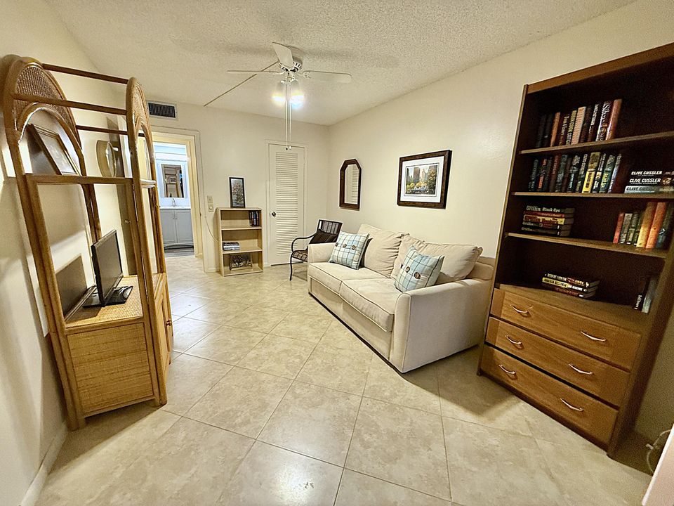 Active With Contract: $139,000 (2 beds, 1 baths, 860 Square Feet)