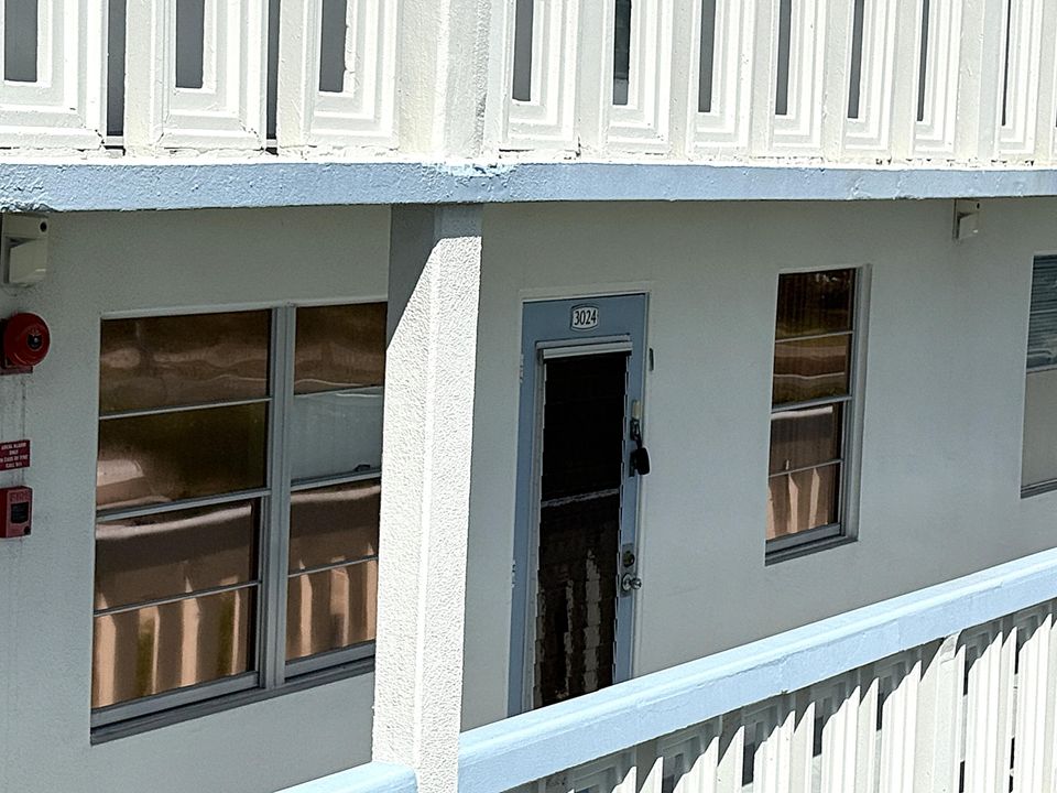 Active With Contract: $139,000 (2 beds, 1 baths, 860 Square Feet)