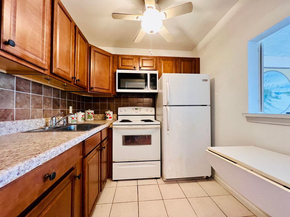 For Sale: $59,900 (1 beds, 1 baths, 570 Square Feet)