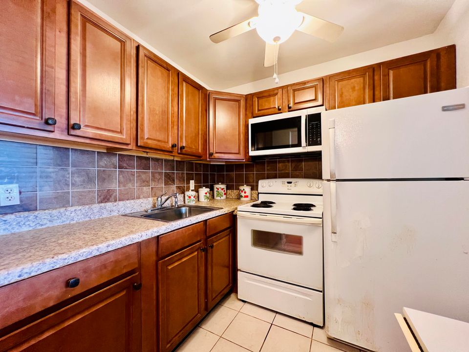 For Sale: $59,900 (1 beds, 1 baths, 570 Square Feet)