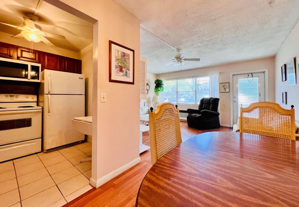 For Sale: $59,900 (1 beds, 1 baths, 570 Square Feet)