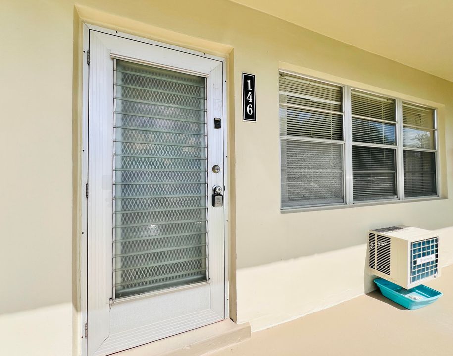 For Sale: $59,900 (1 beds, 1 baths, 570 Square Feet)