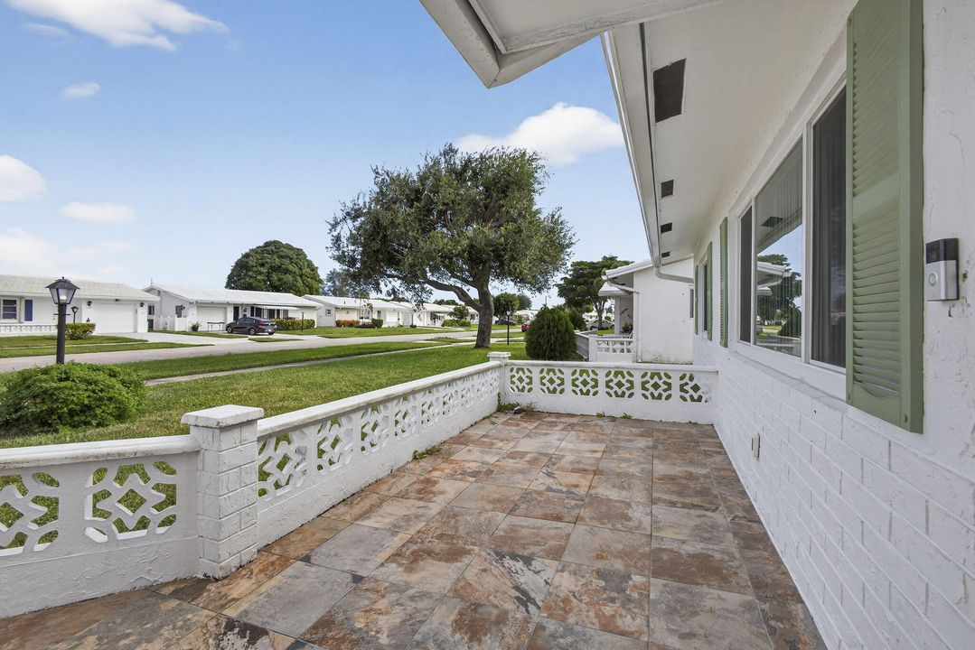 Active With Contract: $325,000 (2 beds, 2 baths, 1428 Square Feet)