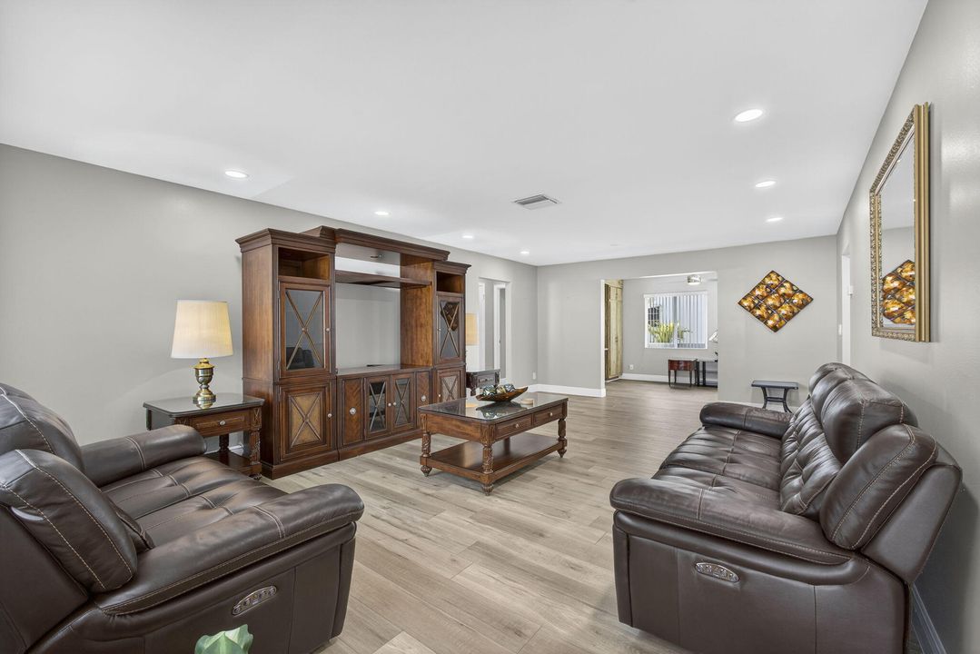 Active With Contract: $325,000 (2 beds, 2 baths, 1428 Square Feet)