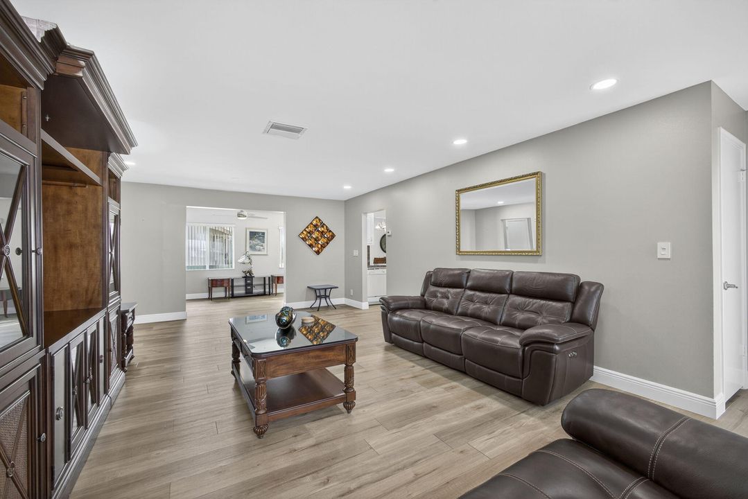 Active With Contract: $325,000 (2 beds, 2 baths, 1428 Square Feet)