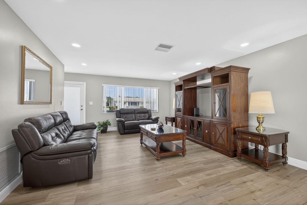 Active With Contract: $325,000 (2 beds, 2 baths, 1428 Square Feet)