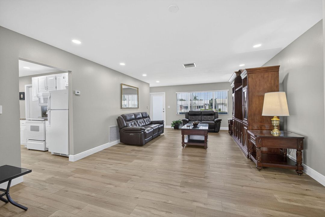 Active With Contract: $325,000 (2 beds, 2 baths, 1428 Square Feet)