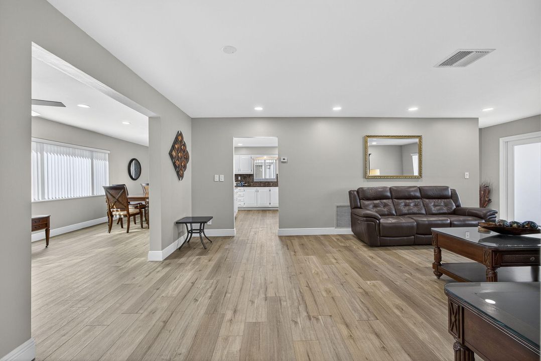 Active With Contract: $325,000 (2 beds, 2 baths, 1428 Square Feet)