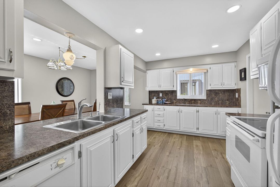 Active With Contract: $325,000 (2 beds, 2 baths, 1428 Square Feet)