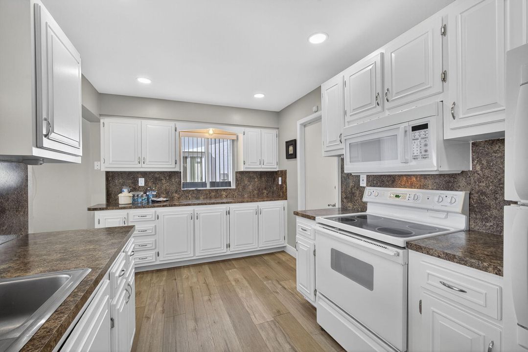 Active With Contract: $325,000 (2 beds, 2 baths, 1428 Square Feet)