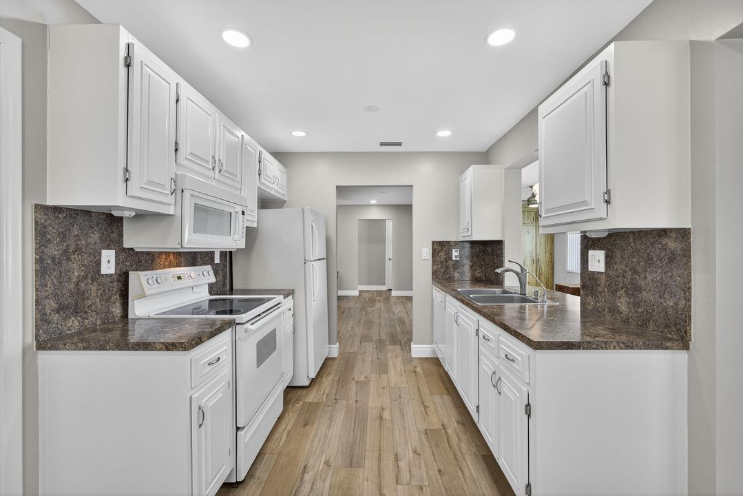 Active With Contract: $325,000 (2 beds, 2 baths, 1428 Square Feet)