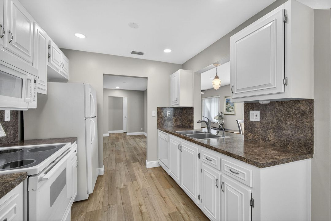 Active With Contract: $325,000 (2 beds, 2 baths, 1428 Square Feet)