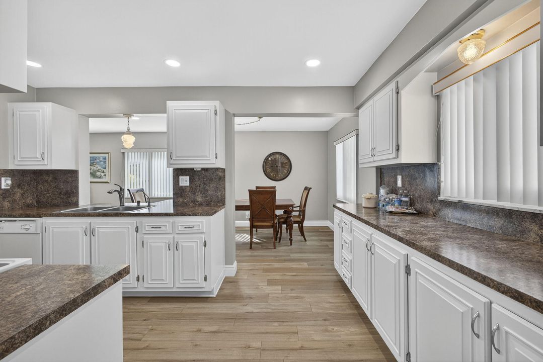 Active With Contract: $325,000 (2 beds, 2 baths, 1428 Square Feet)