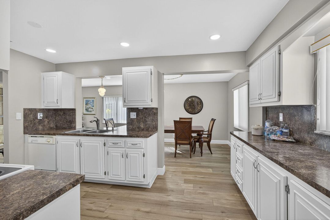 Active With Contract: $325,000 (2 beds, 2 baths, 1428 Square Feet)