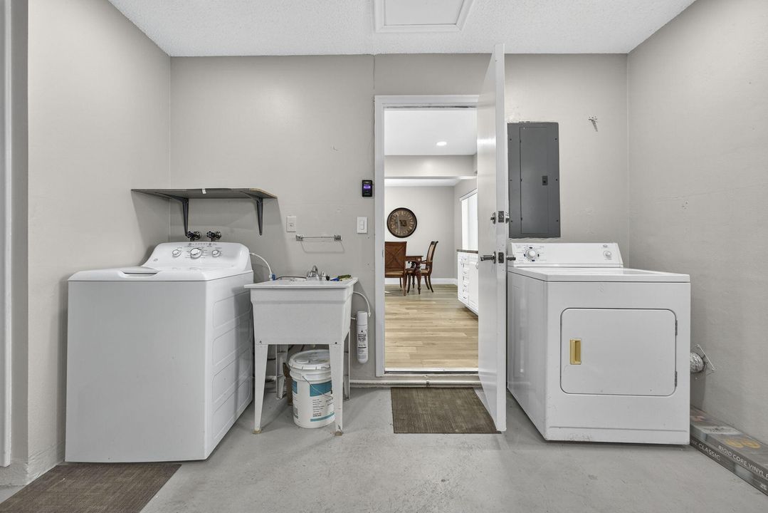 Active With Contract: $325,000 (2 beds, 2 baths, 1428 Square Feet)