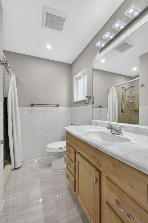 Active With Contract: $325,000 (2 beds, 2 baths, 1428 Square Feet)