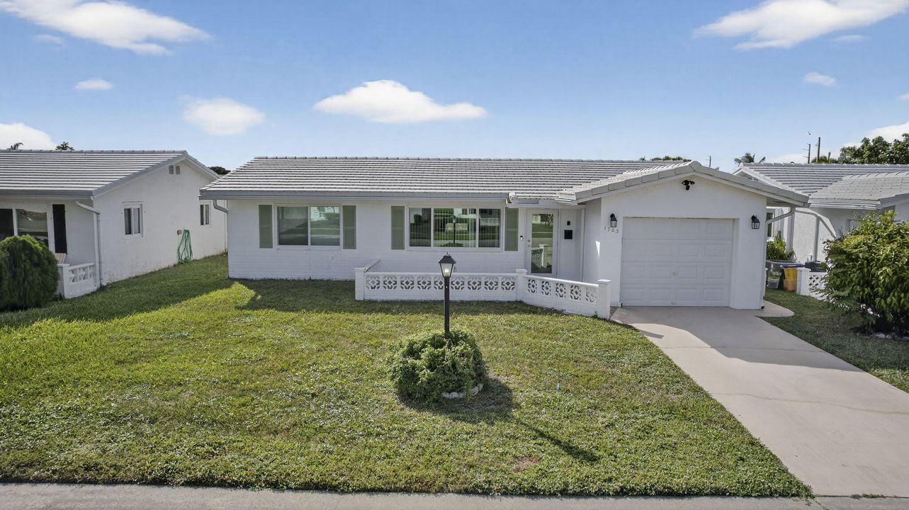 Active With Contract: $325,000 (2 beds, 2 baths, 1428 Square Feet)