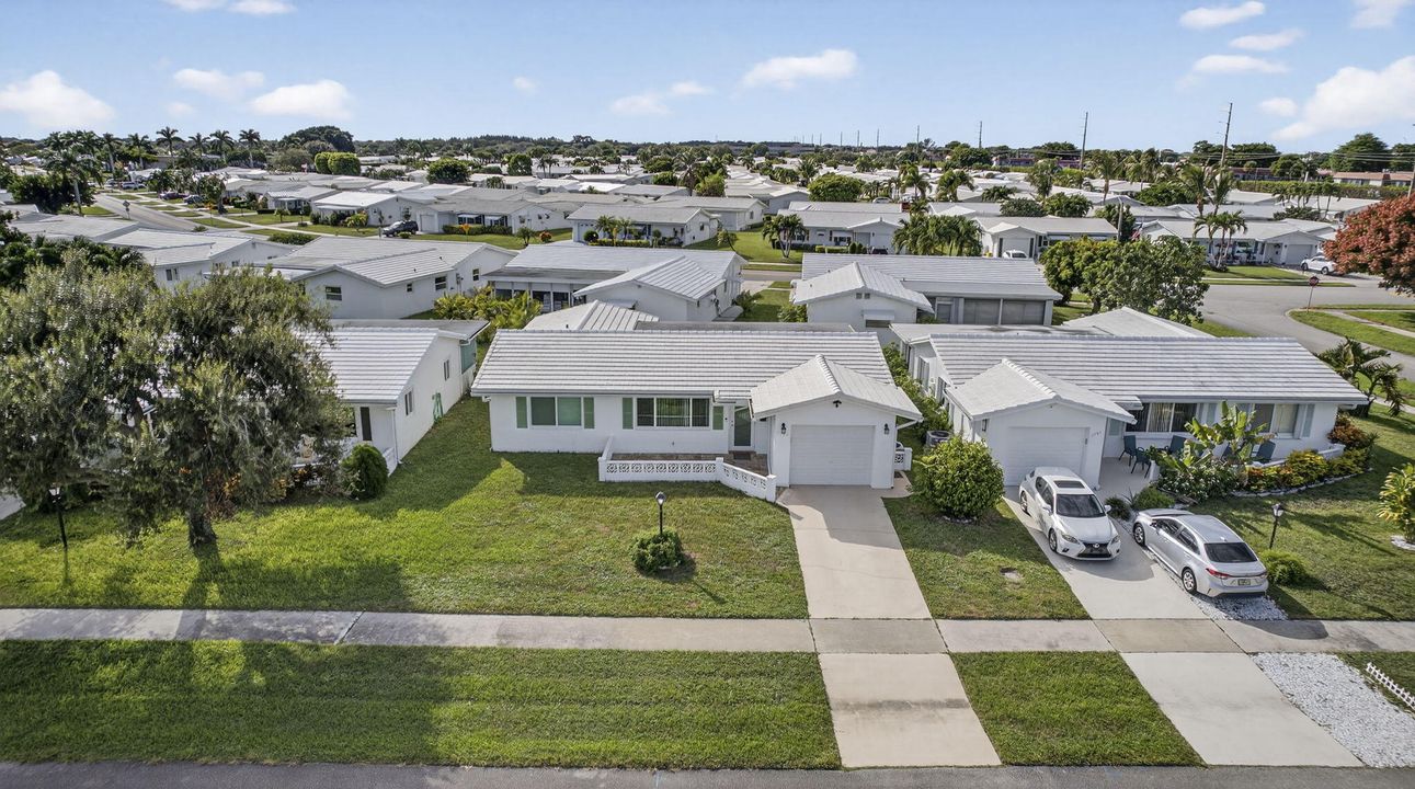 Active With Contract: $325,000 (2 beds, 2 baths, 1428 Square Feet)