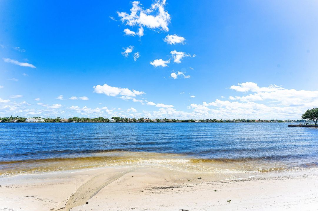 For Sale: $589,900 (3 beds, 2 baths, 1876 Square Feet)