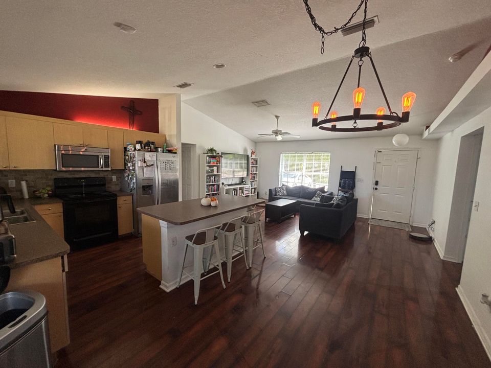 For Sale: $375,000 (3 beds, 2 baths, 1287 Square Feet)