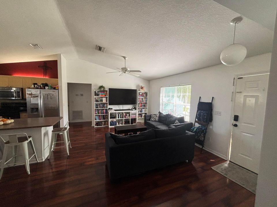For Sale: $375,000 (3 beds, 2 baths, 1287 Square Feet)