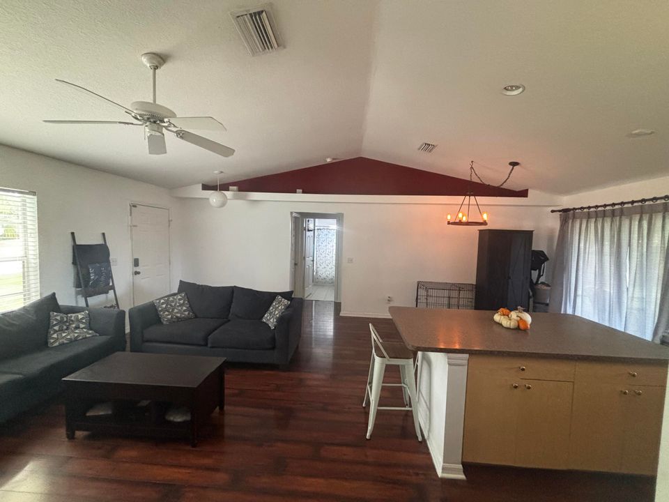 For Sale: $375,000 (3 beds, 2 baths, 1287 Square Feet)