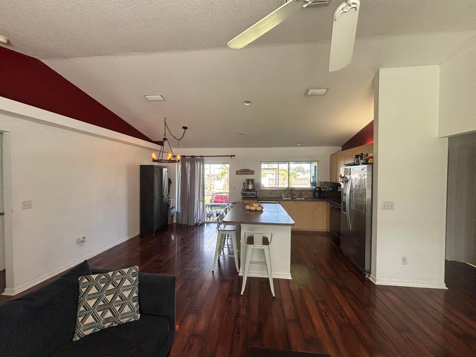 For Sale: $375,000 (3 beds, 2 baths, 1287 Square Feet)