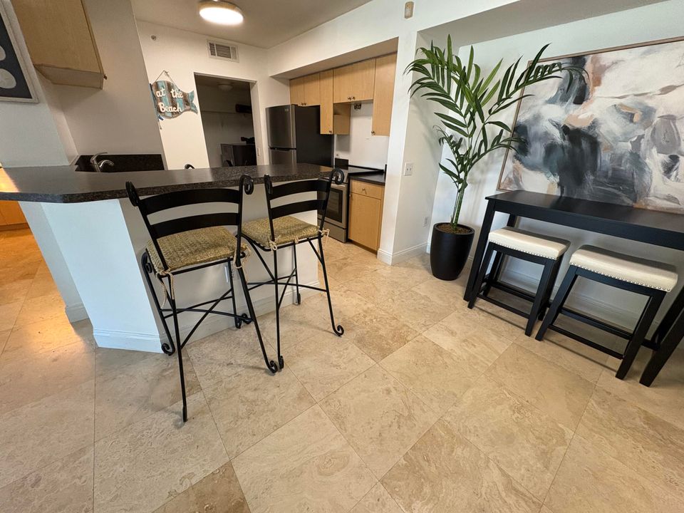 For Rent: $2,175 (1 beds, 1 baths, 750 Square Feet)