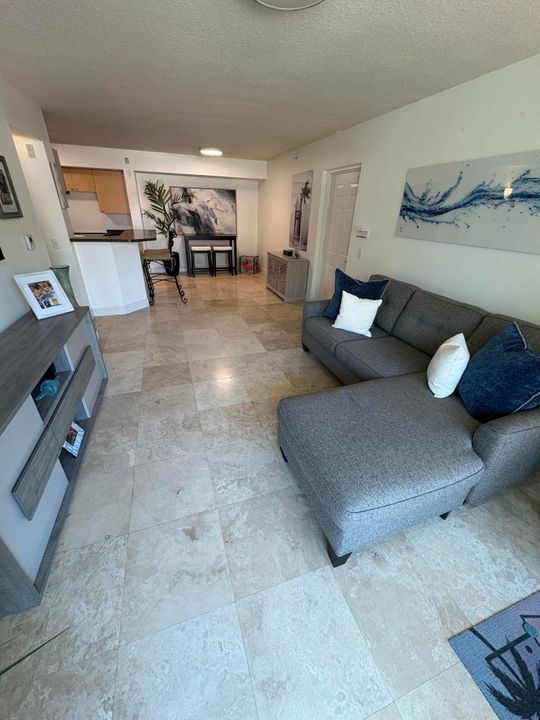 For Rent: $2,175 (1 beds, 1 baths, 750 Square Feet)