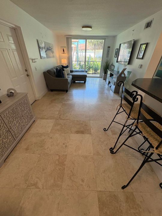 For Rent: $2,175 (1 beds, 1 baths, 750 Square Feet)