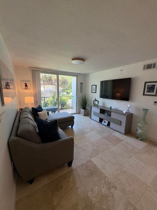 For Rent: $2,175 (1 beds, 1 baths, 750 Square Feet)