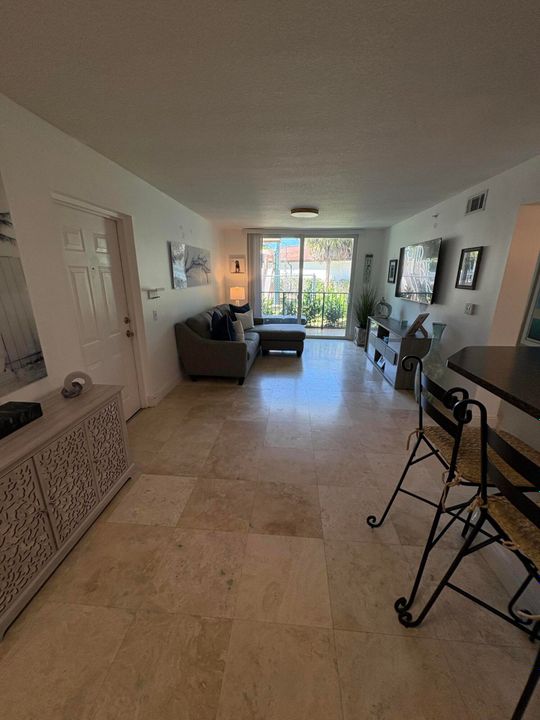 For Rent: $2,175 (1 beds, 1 baths, 750 Square Feet)