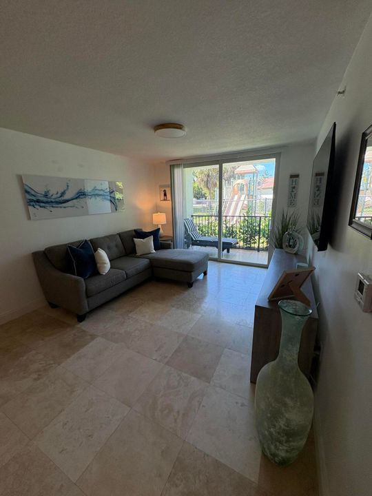 For Rent: $2,175 (1 beds, 1 baths, 750 Square Feet)