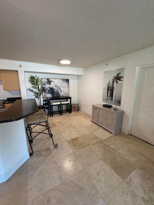 For Rent: $2,175 (1 beds, 1 baths, 750 Square Feet)