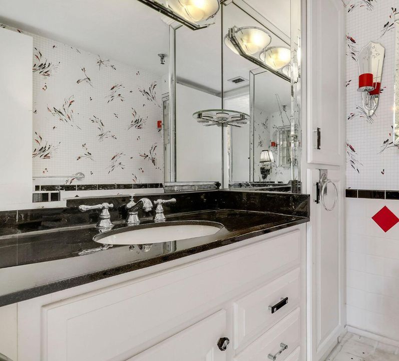 For Sale: $550,000 (1 beds, 1 baths, 987 Square Feet)