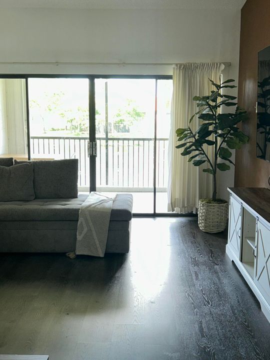 For Rent: $2,500 (2 beds, 2 baths, 1200 Square Feet)