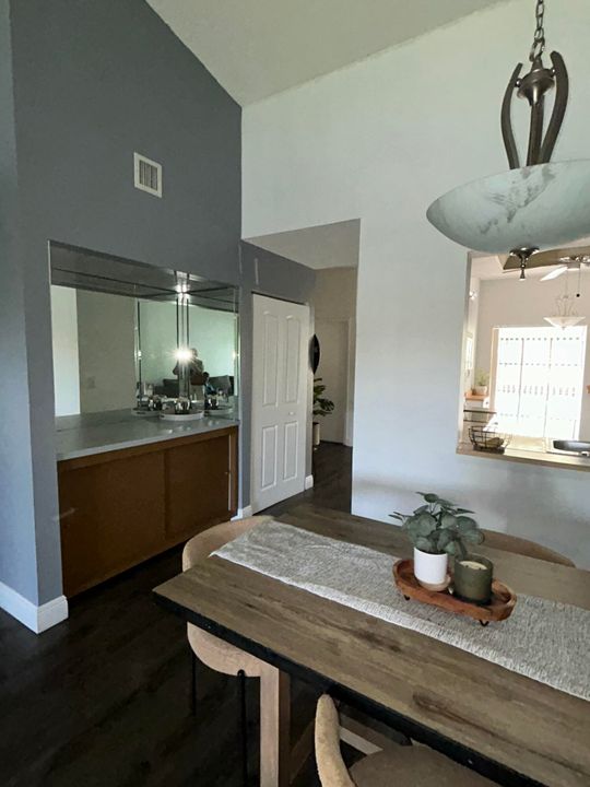 For Rent: $2,500 (2 beds, 2 baths, 1200 Square Feet)