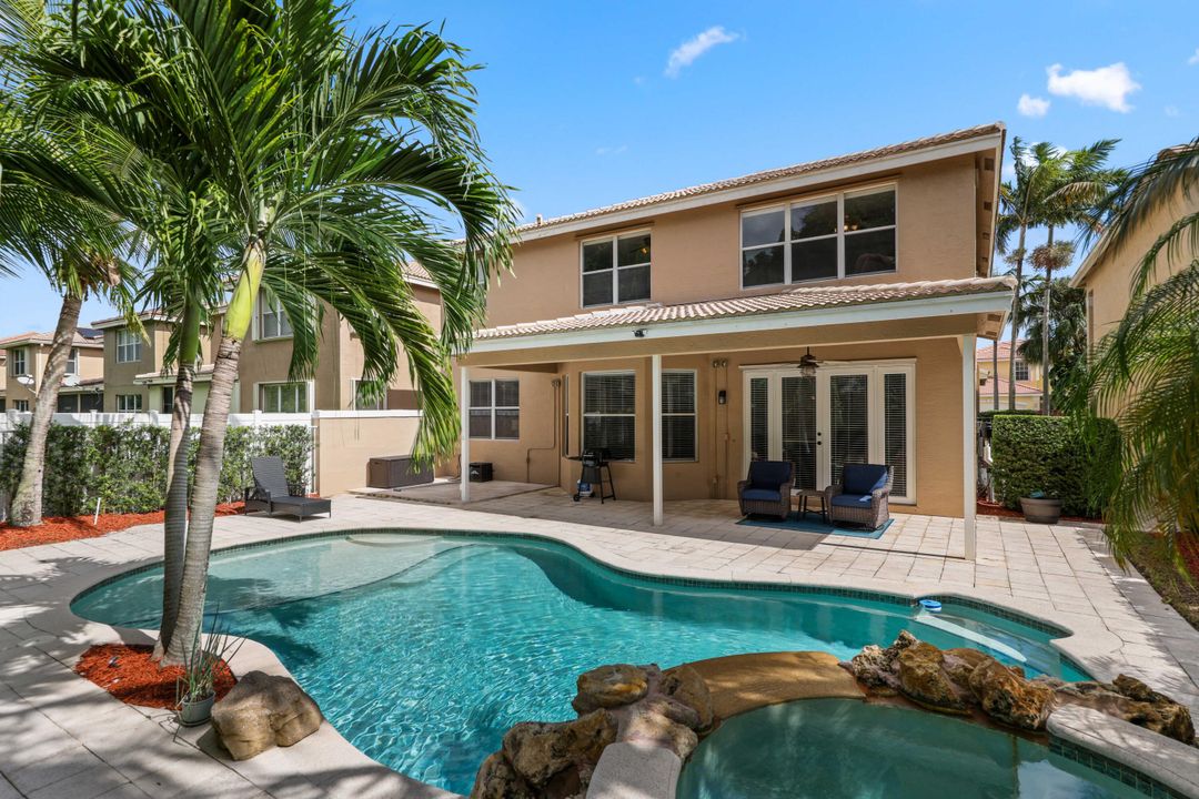 合同活跃: $685,000 (6 贝兹, 4 浴室, 3338 平方英尺)