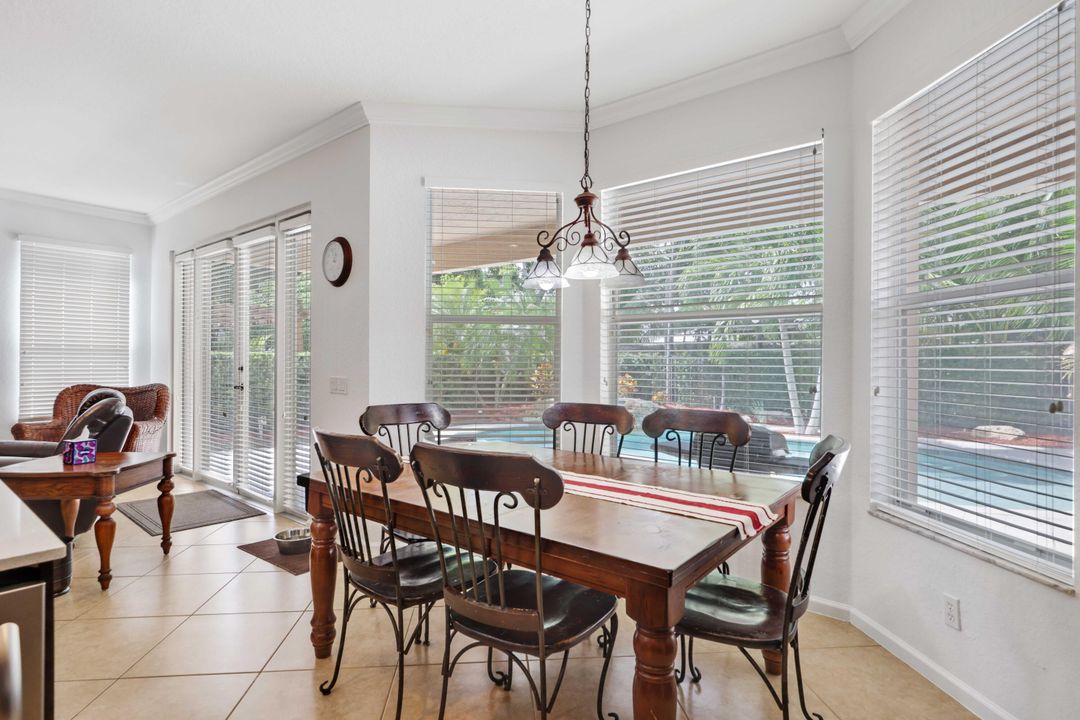 合同活跃: $685,000 (6 贝兹, 4 浴室, 3338 平方英尺)