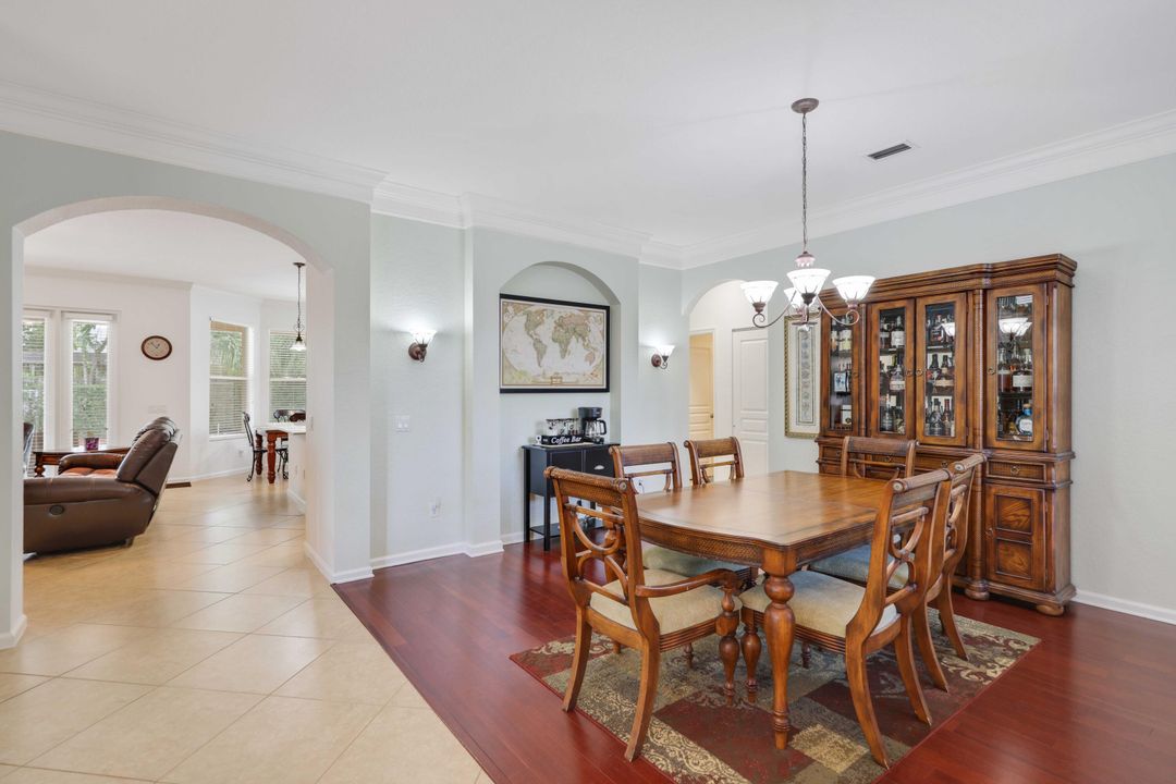 合同活跃: $685,000 (6 贝兹, 4 浴室, 3338 平方英尺)