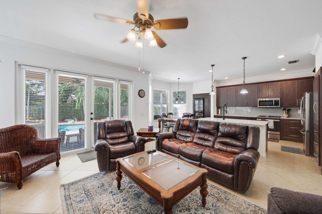 合同活跃: $685,000 (6 贝兹, 4 浴室, 3338 平方英尺)